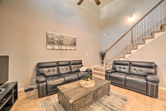 Building Photo - Pet Friendly Three Bedroom!