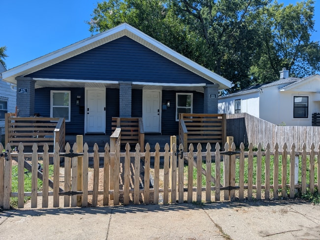 Building Photo - 572 Trowbridge St