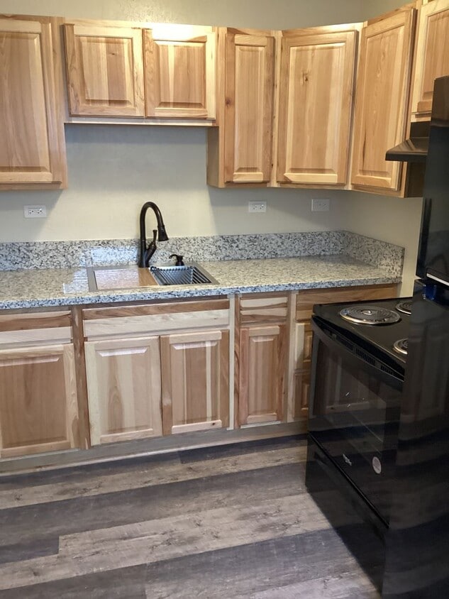 Primary Photo - Recently Updated and Conveniently Located ...