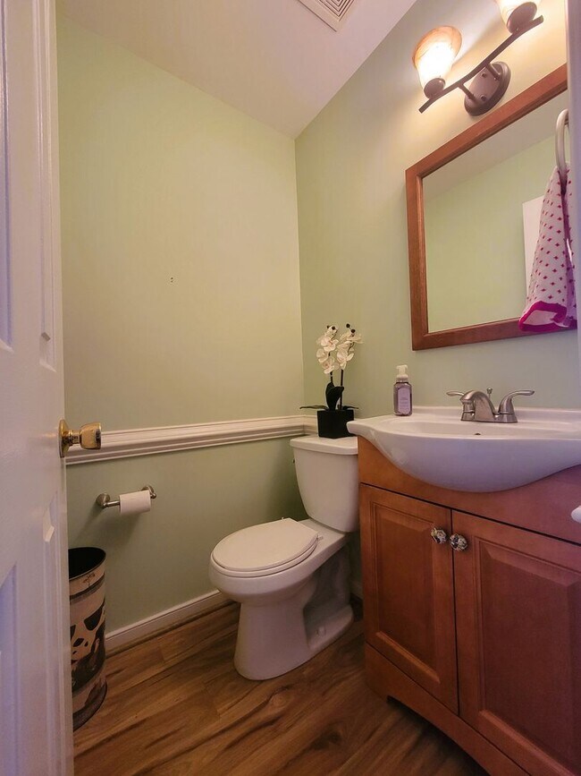 Building Photo - Well maintained townhouse in heart of Bon Air