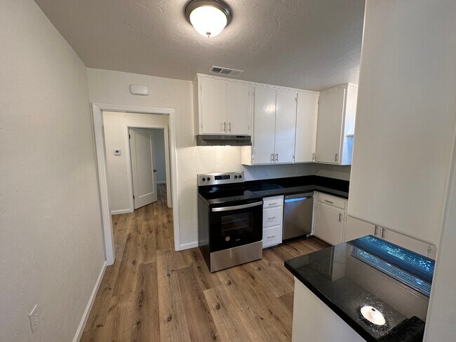 Foto del edificio - 2231 E Cambridge Ave