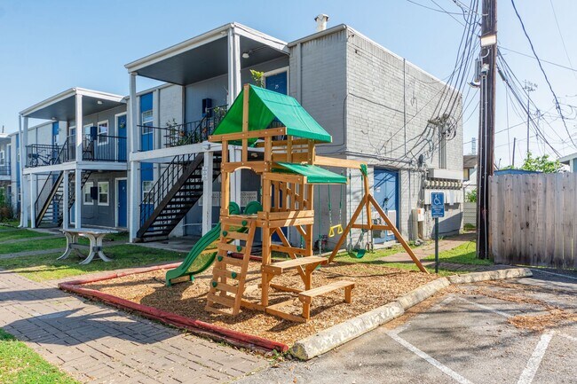 Building Photo - 1800 N Wayside Dr