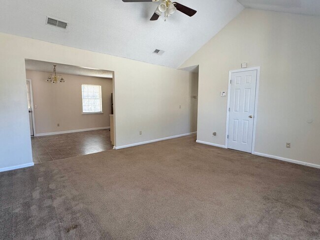 Foto del edificio - MOVE-IN READY! (Pet Friendly)