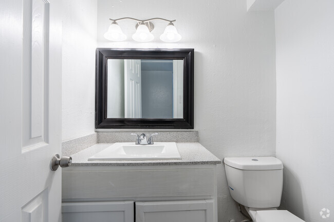 2BR, 1.5BA - 1,065SF - Bathroom - The Sherry