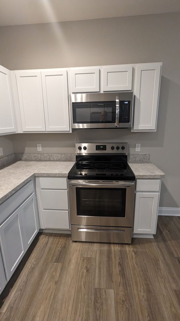 Building Photo - First floor living 2 bedroom Treadway Pond...