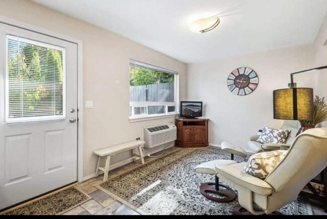 Foto del edificio - 1410 E Ash Ave