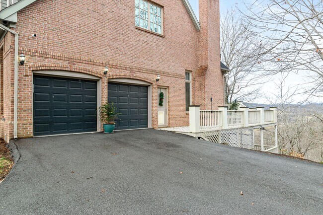 Building Photo - Spacious Home with Mountain Views in Black...