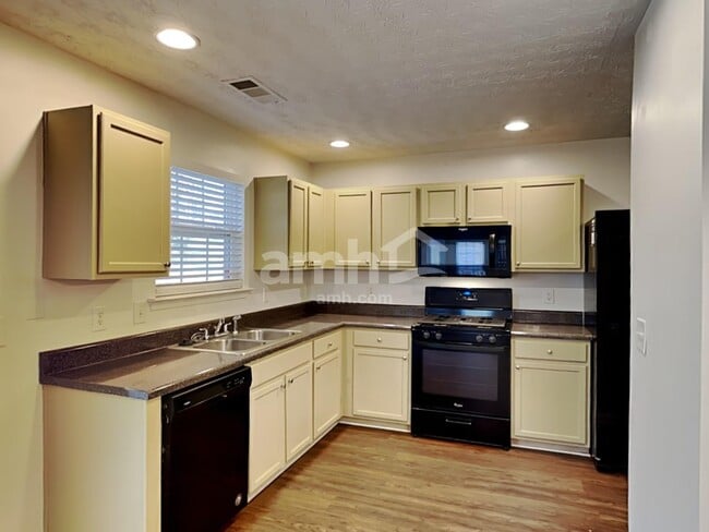 Building Photo - 330 Meadows Ln