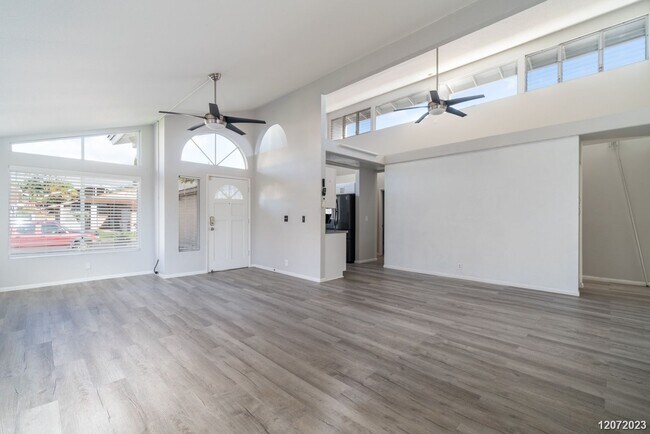 Foto del edificio - $3,900 / 3br - 1560ft2 - 3 BED 2 BATH SING...