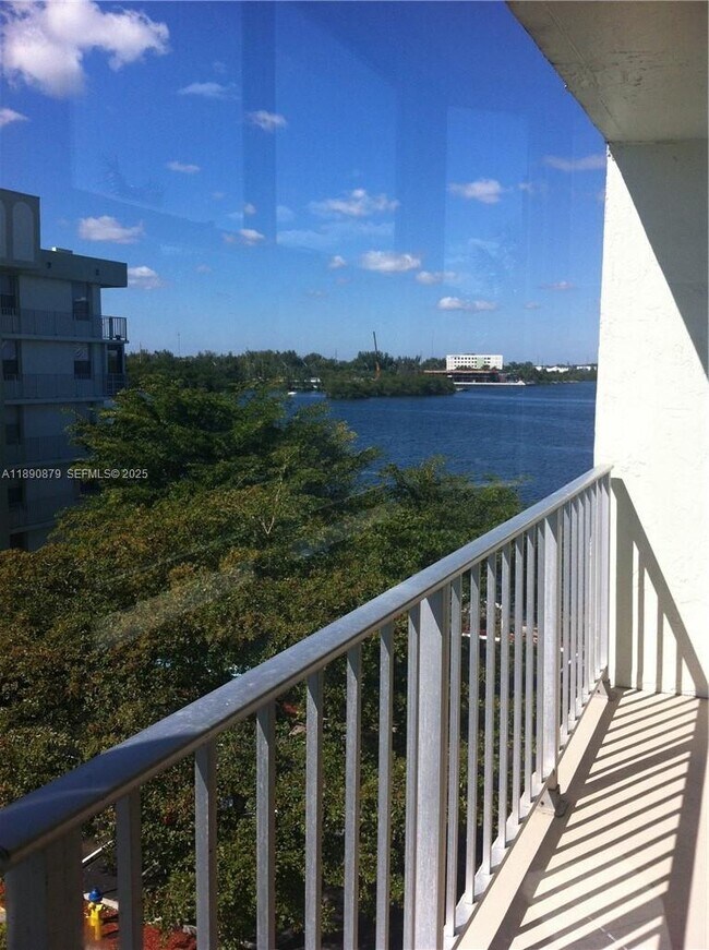 Foto del edificio - 16558 NE 26th Ave