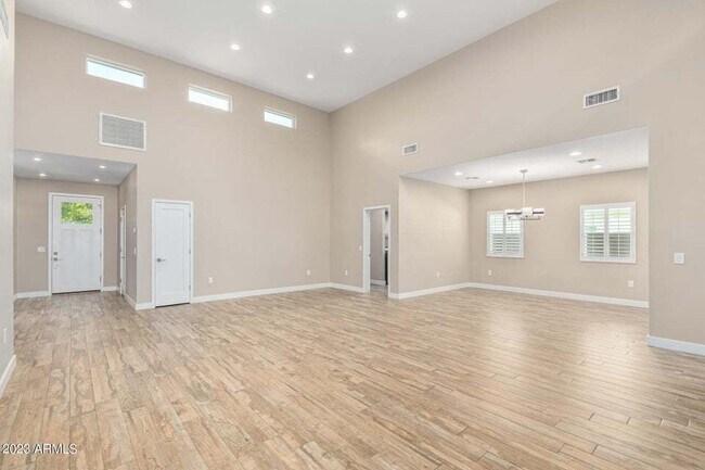 Building Photo - Chic-luxurious 3/2.5/2 home in central Pho...