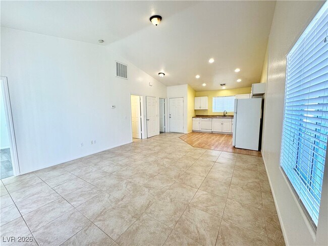 Building Photo - 1070 S Potro Ave