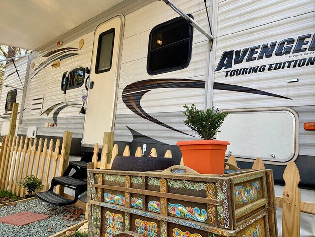 Foto del edificio - 615 Tall Oaks Rd