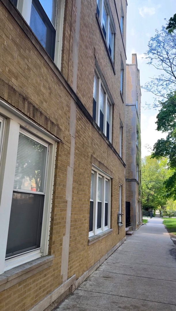 Building Photo - 7048 N Damen Ave
