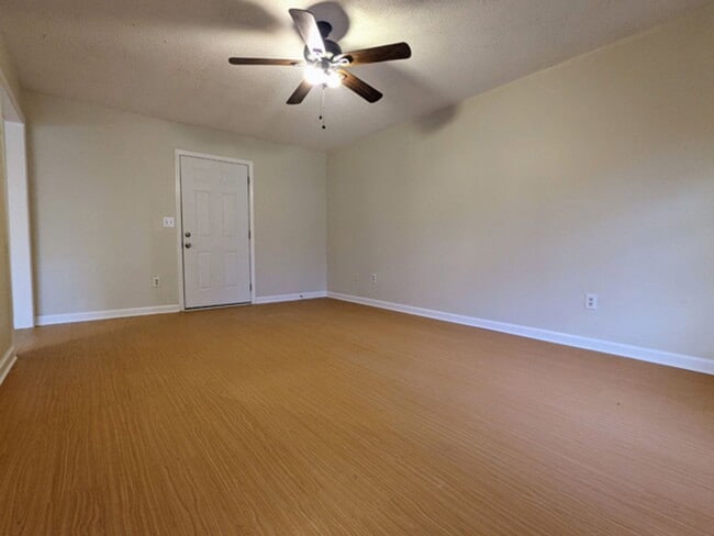Building Photo - 2 bed 1 bath on quiet street!