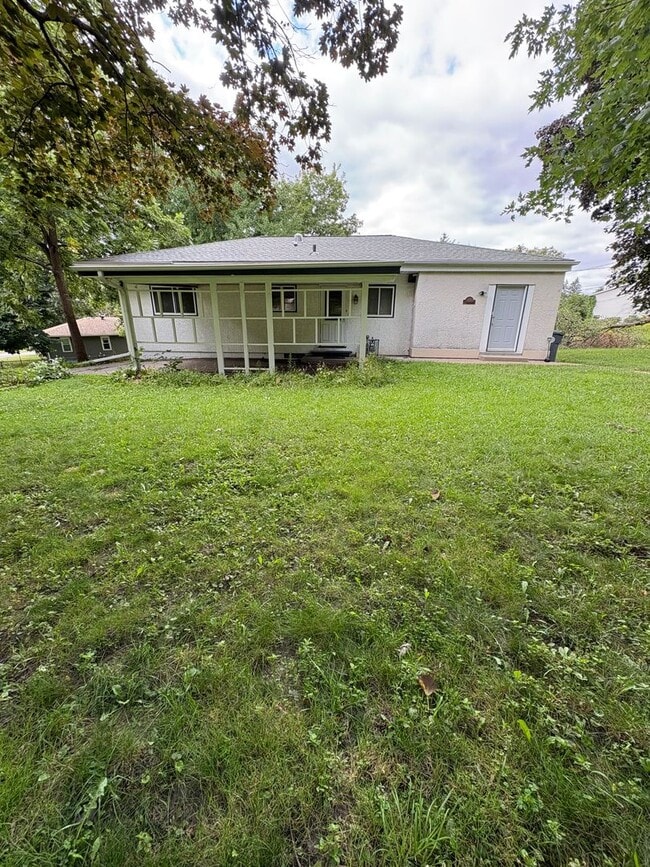 Building Photo - TM - 01 - Cliffside Dr