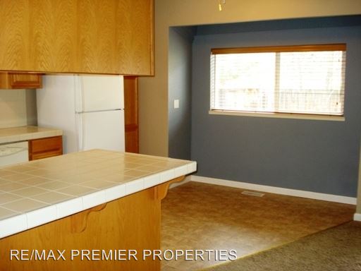 Building Photo - 2285 Silver Ridge Dr