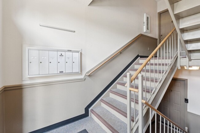 Building Photo - Set in the charming Hunters Square communi...