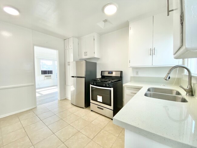 Building Photo - 1518 Laurel Canyon Blvd