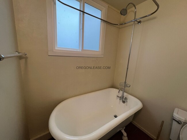 Building Photo - Available now - Downtown Eugene studio apartment