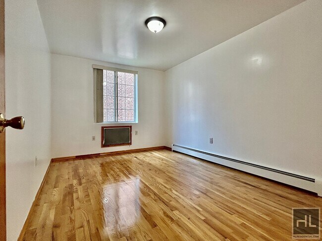 Building Photo - 3 bed 2 bath in Kew Gardens