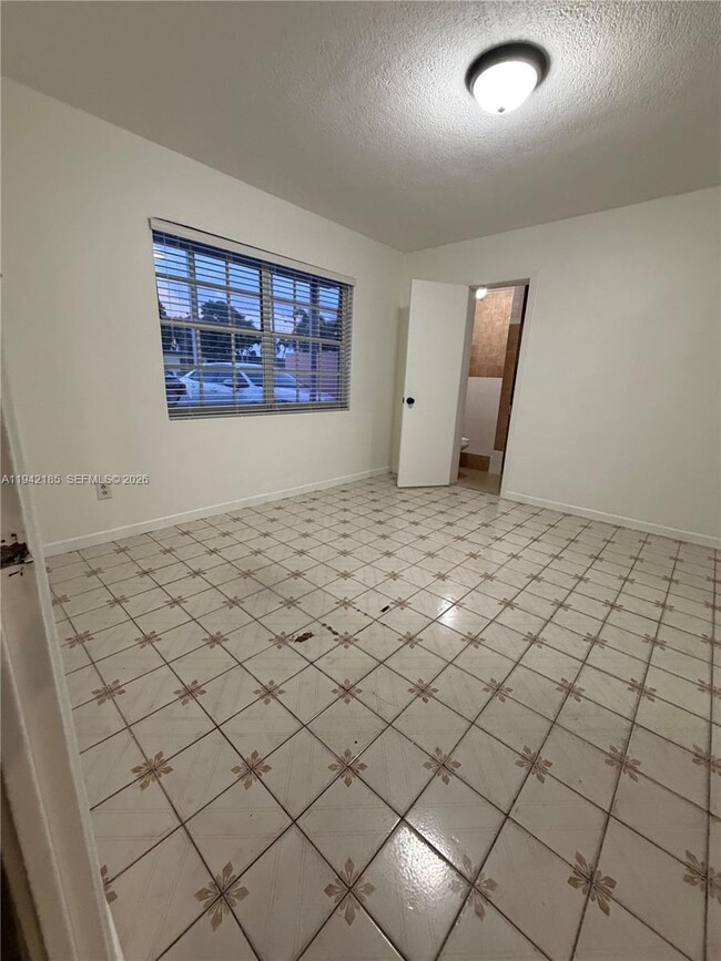 Building Photo - 958 E 21st St