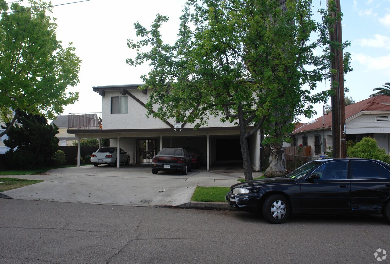 Building Photo - 910 E 7th St