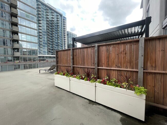 Foto del edificio - 200 W Grand Ave