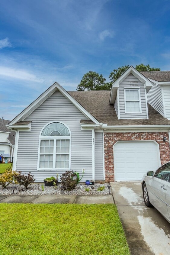 Primary Photo - 3 Bedroom 2.5 Bath Townhouse in Grand Oaks...