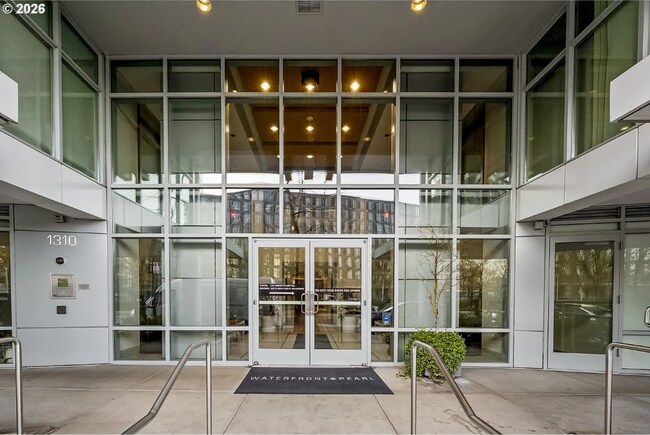 Foto del edificio - Exquisite Condominium at the Renowned Waterfront Pearl with Views of the River, Work Out Facility...