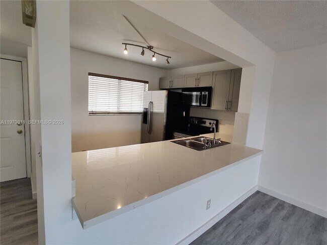 Foto del edificio - 17000 NW 67th Ave