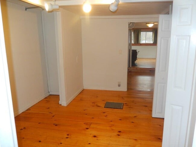 Building Photo - 284 Parker St