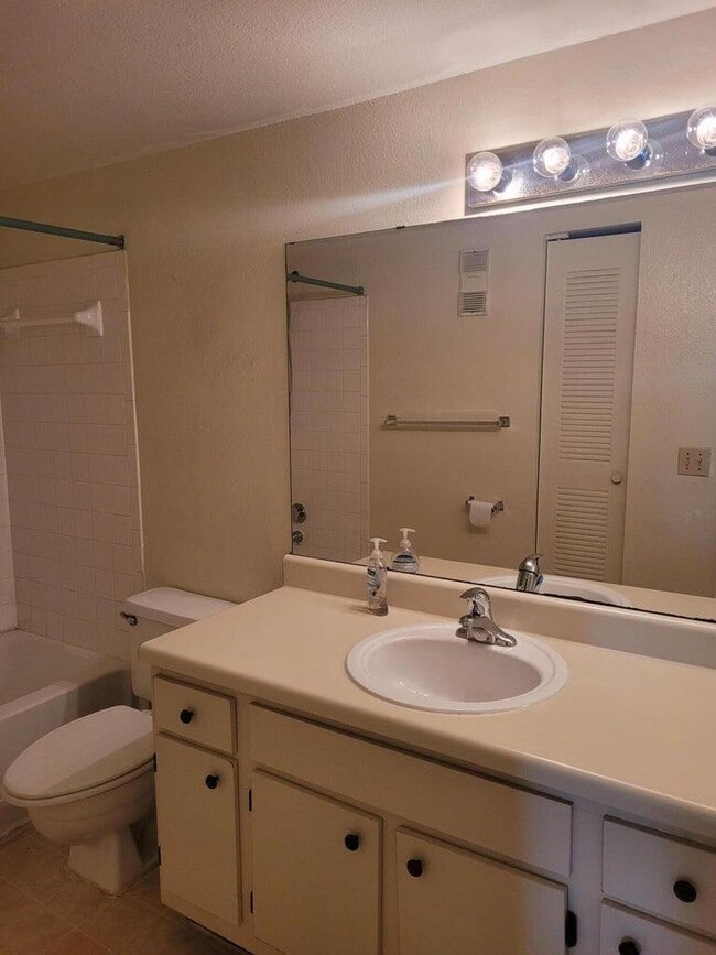 Foto del edificio - 1401 Village Blvd