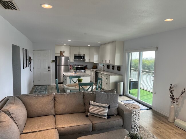 Foto del edificio - 8815 Bay Pointe Dr