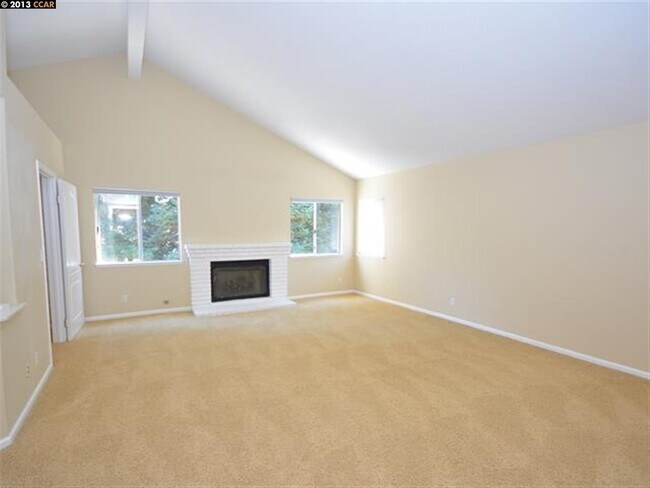 Building Photo - 655 Sun Tree Ct