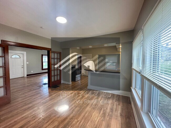 Foto del edificio - 8 E Hillcrest Ave