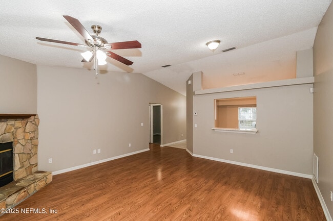 Foto del edificio - 8155 Teaticket Dr