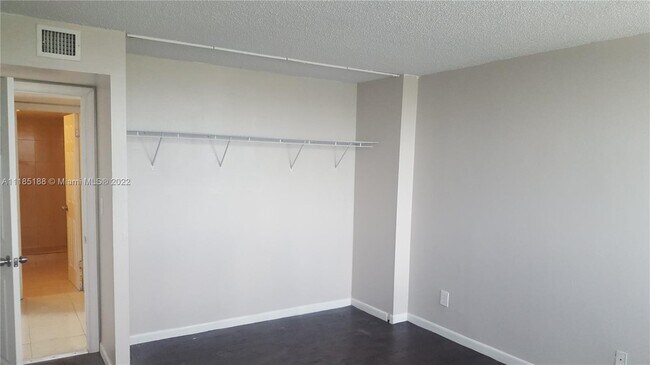 Foto del edificio - 700 NW 214th St