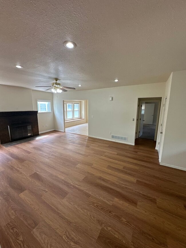 Building Photo - Spacious & Updated 3 Bedroom unit - PRE LEASING for 26/27 School year!