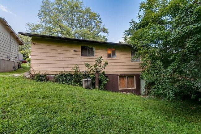 Building Photo - 10062 Bon Oak Dr