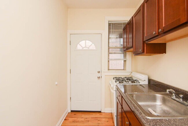 Foto del edificio - 729 W Barry Ave