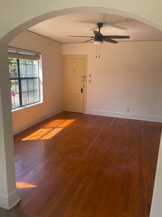 Building Photo - 1 bedroom Downtown Apartment in Historic District