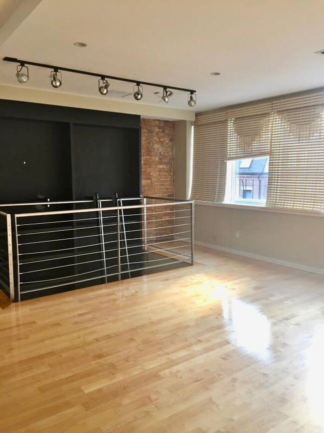 Building Photo - Spacious 3 Bed 2 Bath!