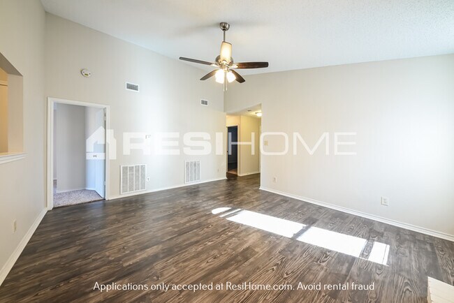 Foto del edificio - HOME FOR RENT!!