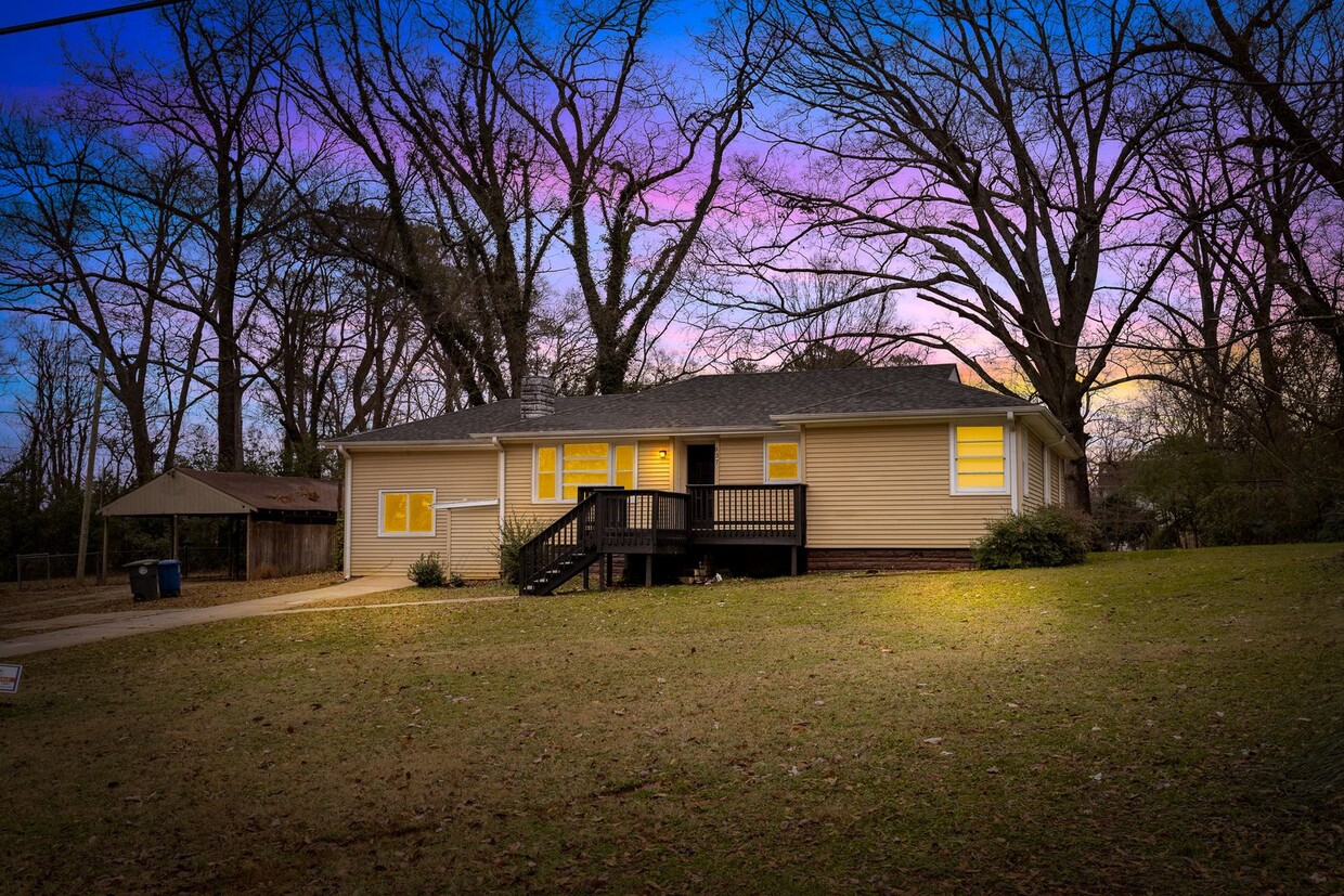 Primary Photo - Newly Renovated 4 Bedroom 2 Bath Home Avai...