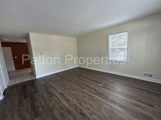 Foto del edificio - 7034 Fairmont Rd