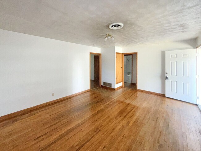 Foto del edificio - Cozy 3-Bedroom Brick Home with Covered Pat...