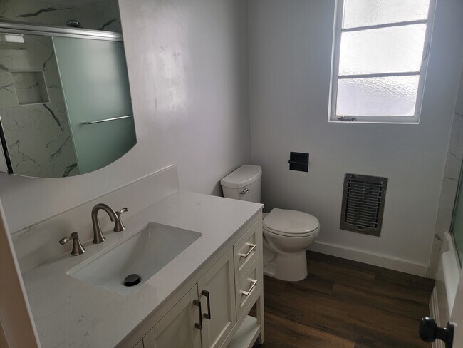 Building Photo - 13933 Moorpark St
