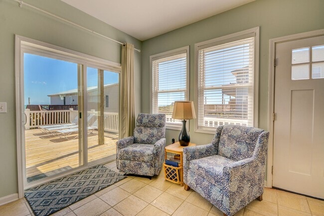 Building Photo - 3812 Island Dr