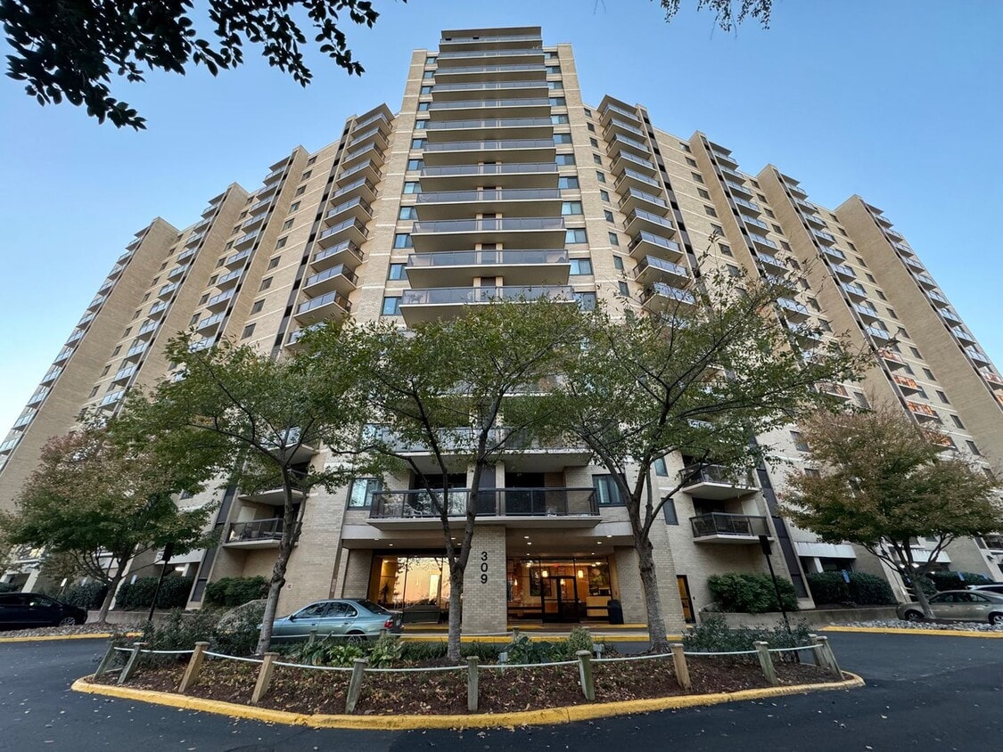 Recently Renovated 3 Bed 2.5 Bath Condo With Balcony In Vibrant Watergate At Landmark - Utilities... - Recently Renovated 3 Bed 2.5 Bath Condo With Balcony In Vibrant Watergate At Landmark - Utilities...